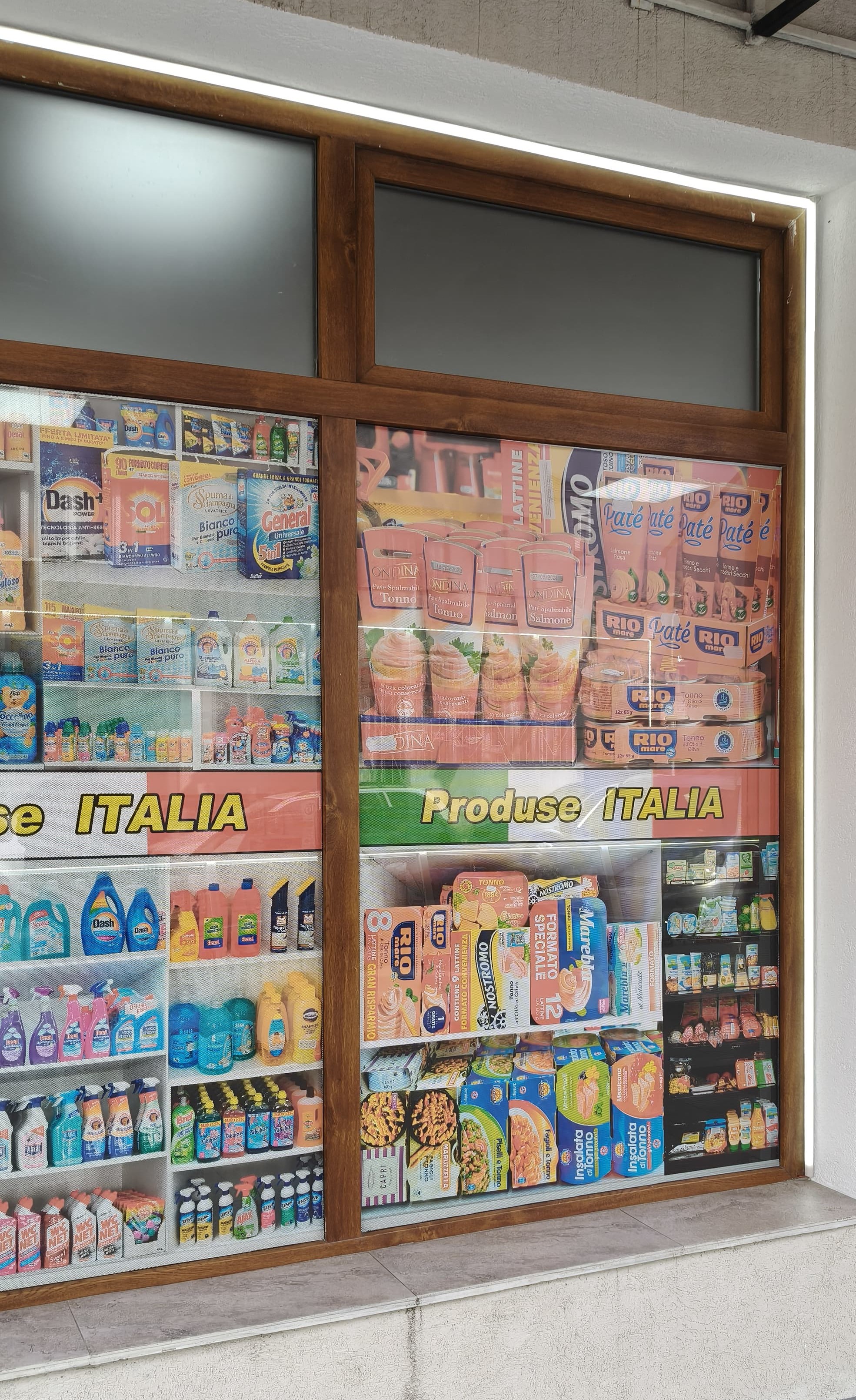 Autocolant perforat pentru vitrine